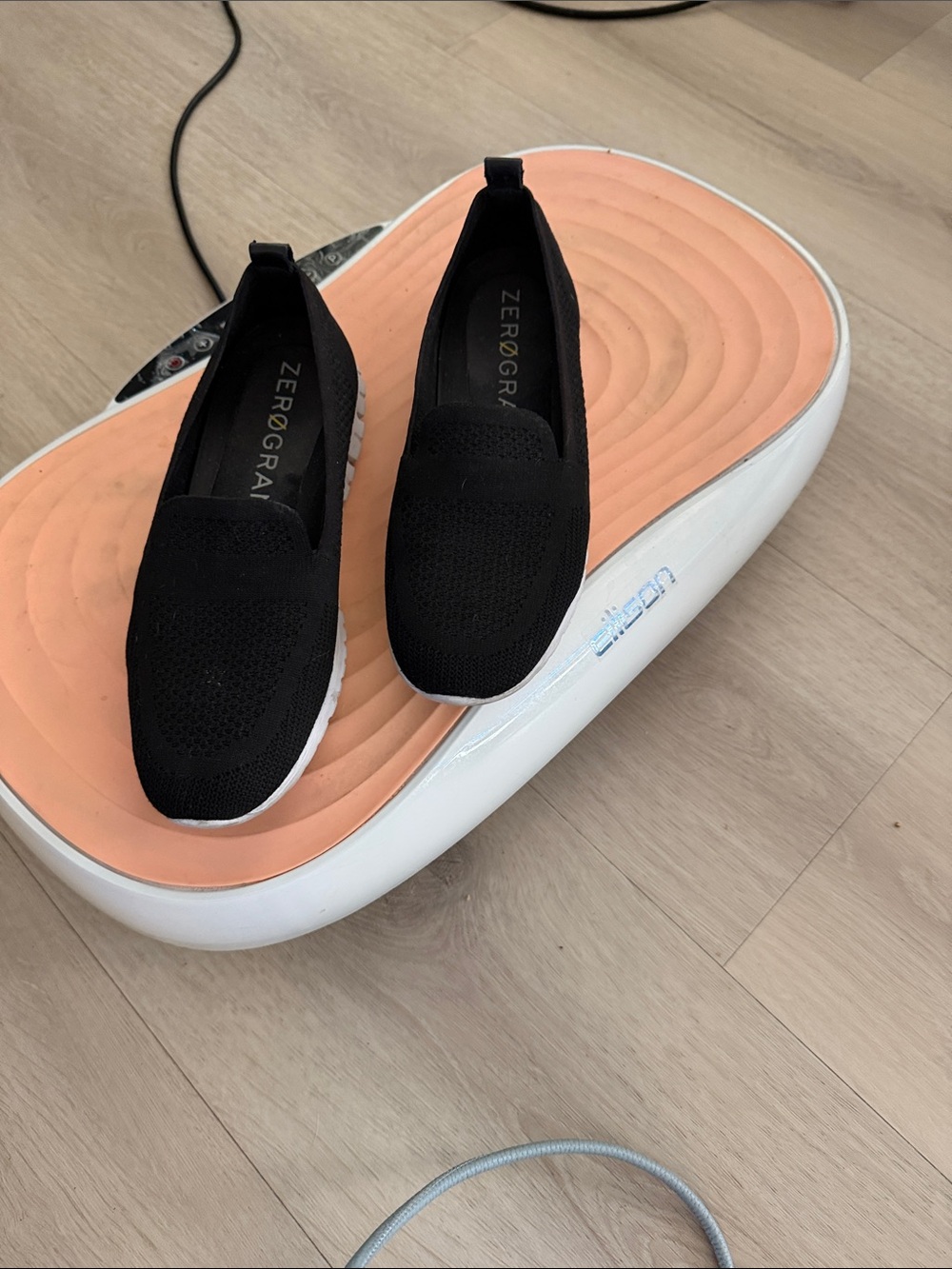 Zerogrand Women's Black Slip-On Knit Sneakers